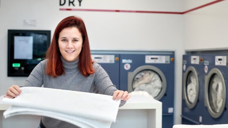 imprenditrice della lavanderia self service